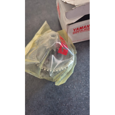 4VPE741000  YAMAHA MAIN AXLE COMP